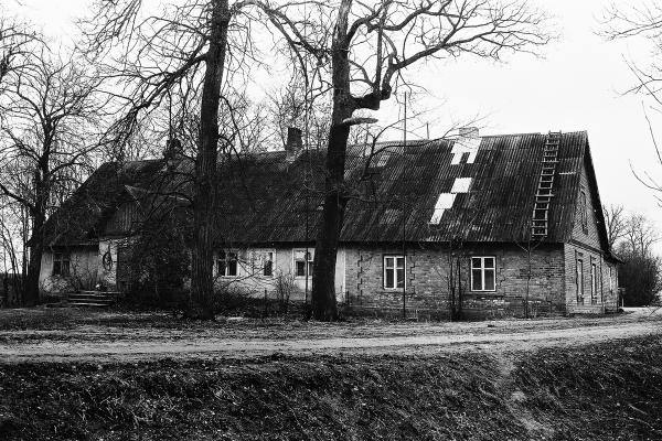 Buvęs Daniūnų dvaro gyvenamasis namas. Vido Dulkės nuotrauka, 9 dešimtmetis